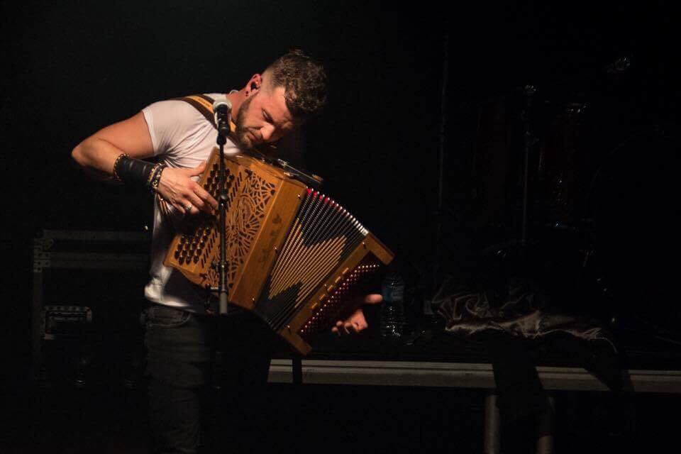 Claudio Capéo avec son nouvel accordéon Saltarelle