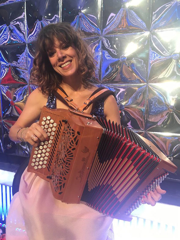 Magali RIPOLL avec son accordéon Saltarelle