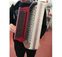 dans les mains d'un accordéoniste